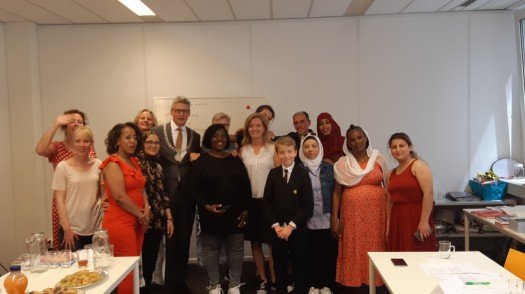 Foto 2 burgemeester met lesgroep